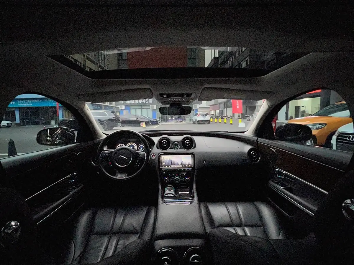 Jaguar XJ 2019 — Photo 9/17