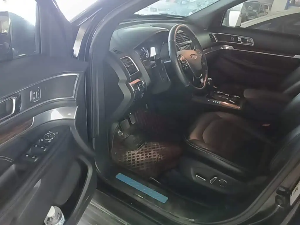 Ford Explorer 2019 — Photo 16/20