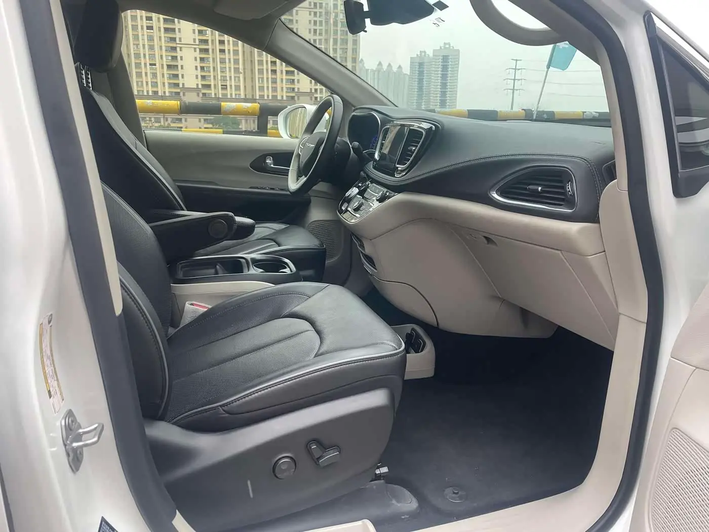 Chrysler Grand Caravan PHEV 2025 — Photo 13/17