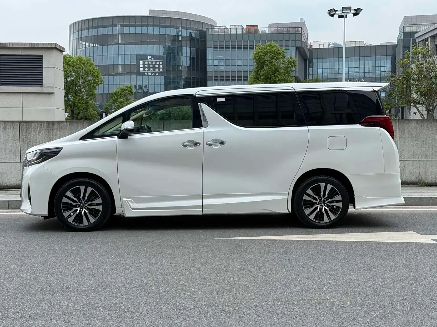 Toyota Alphard 2019 — Photo 4/16
