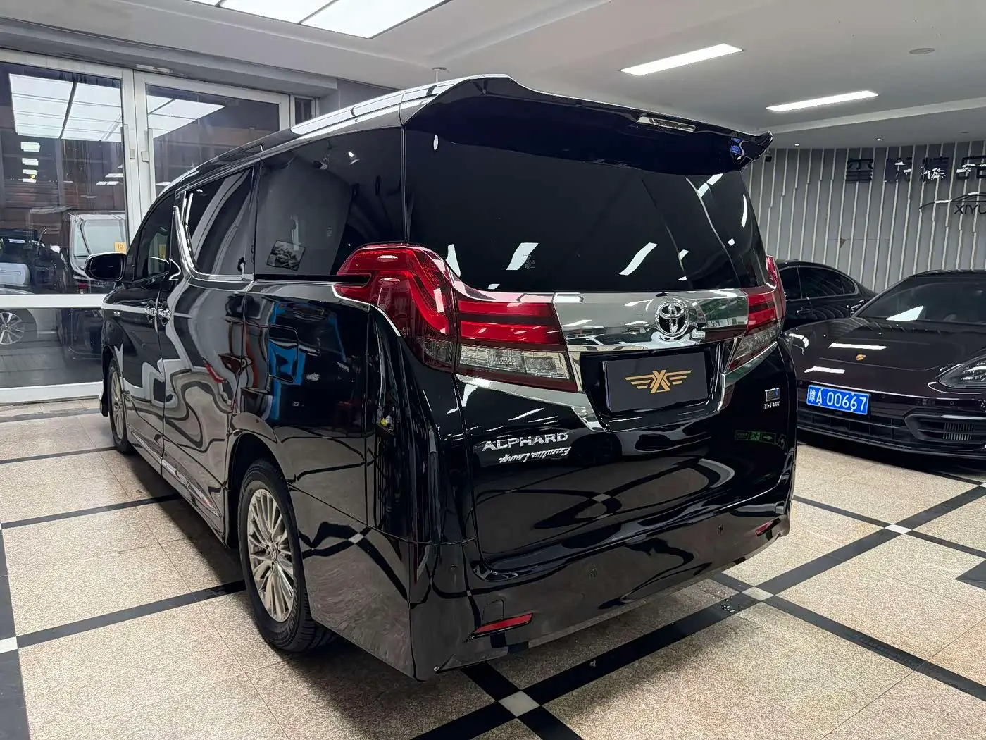 Toyota Alphard 2018 — Photo 7/20
