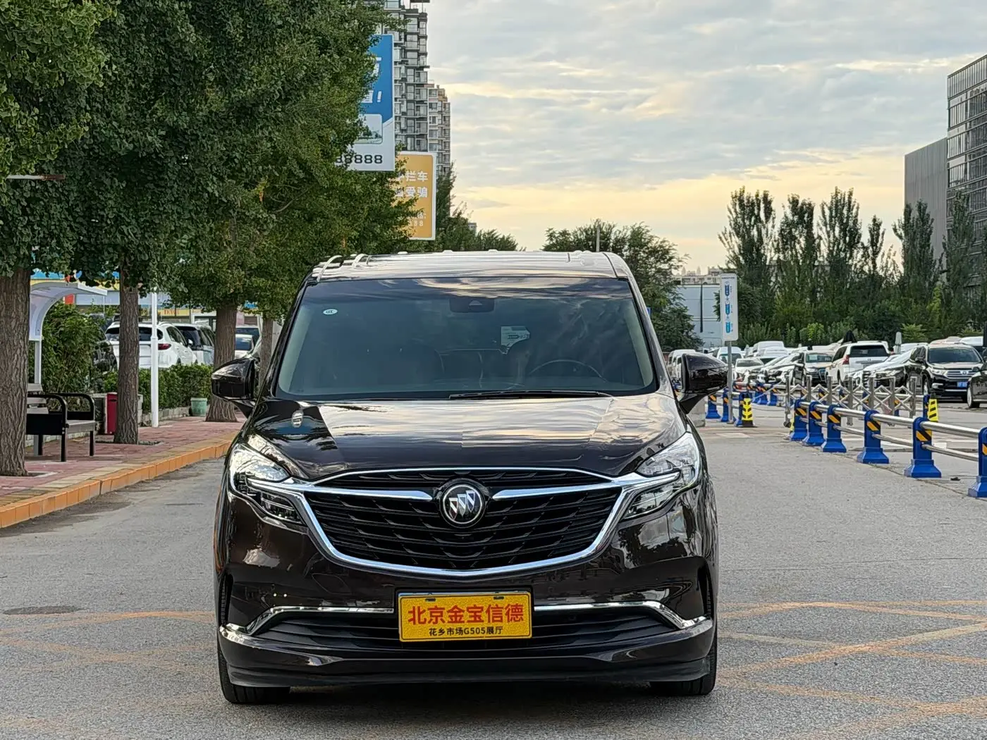 Buick GL8 2020 — Photo 2/20