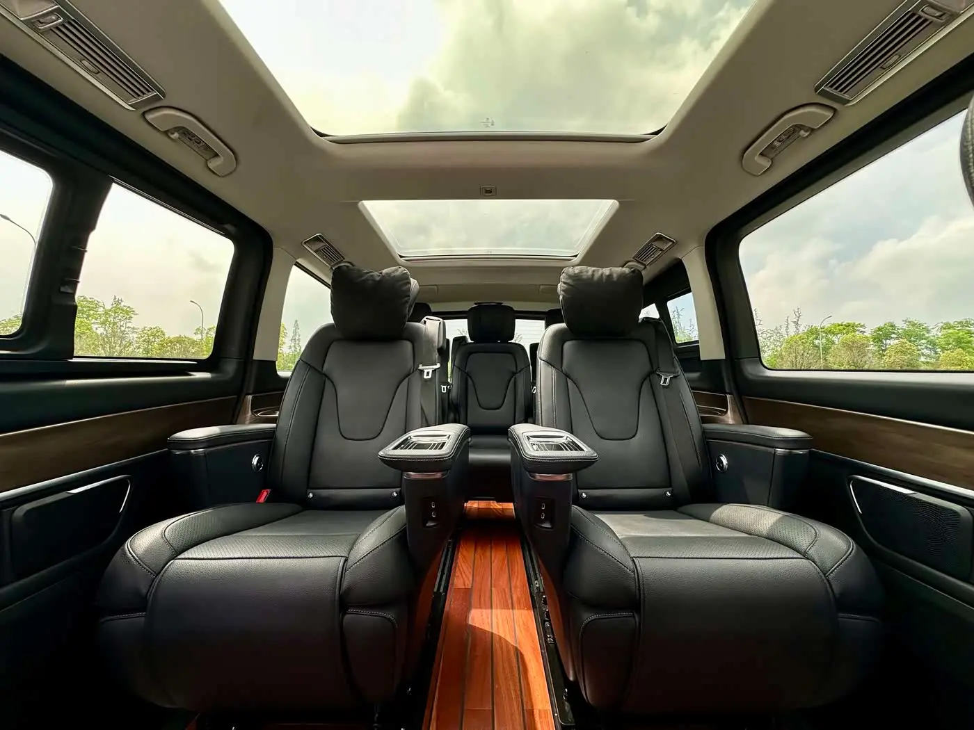 Mercedes-Benz V-Class 2021 — Photo 9/18