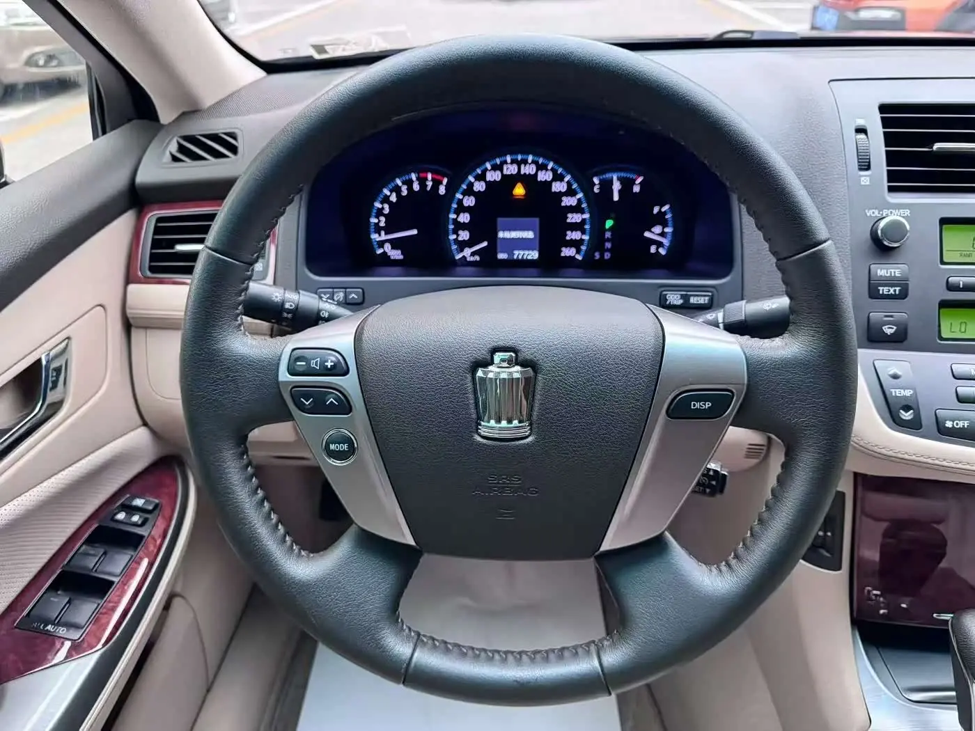 Toyota Crown 2014 — Photo 8/9