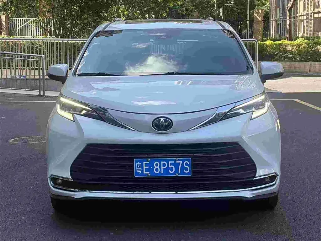 Toyota Sienna 2022 — Photo 2/9