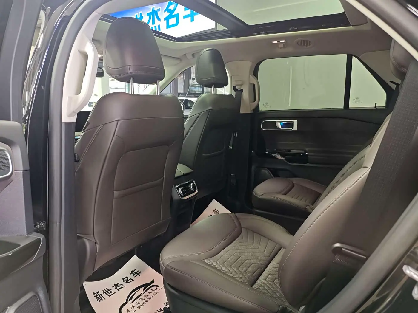 Ford Explorer 2024 — Photo 8/17