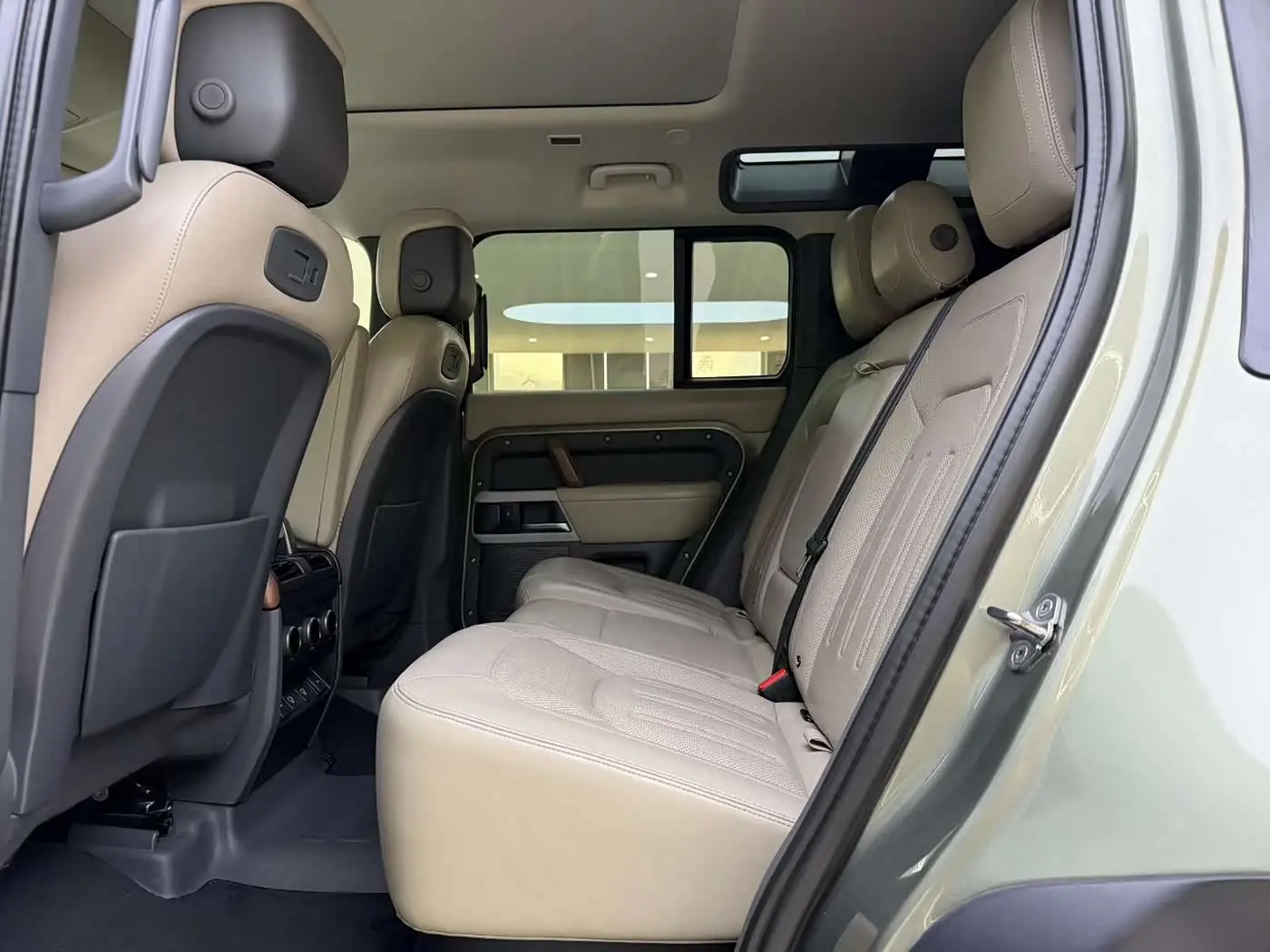 Land Rover Defender 2021 — Photo 6/9