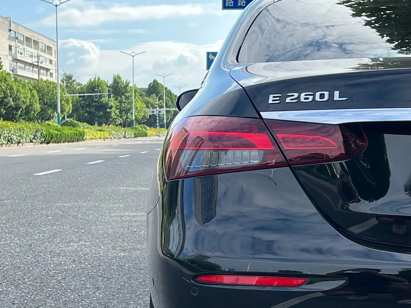 Mercedes-Benz E-Class 2022 — Photo 7/18