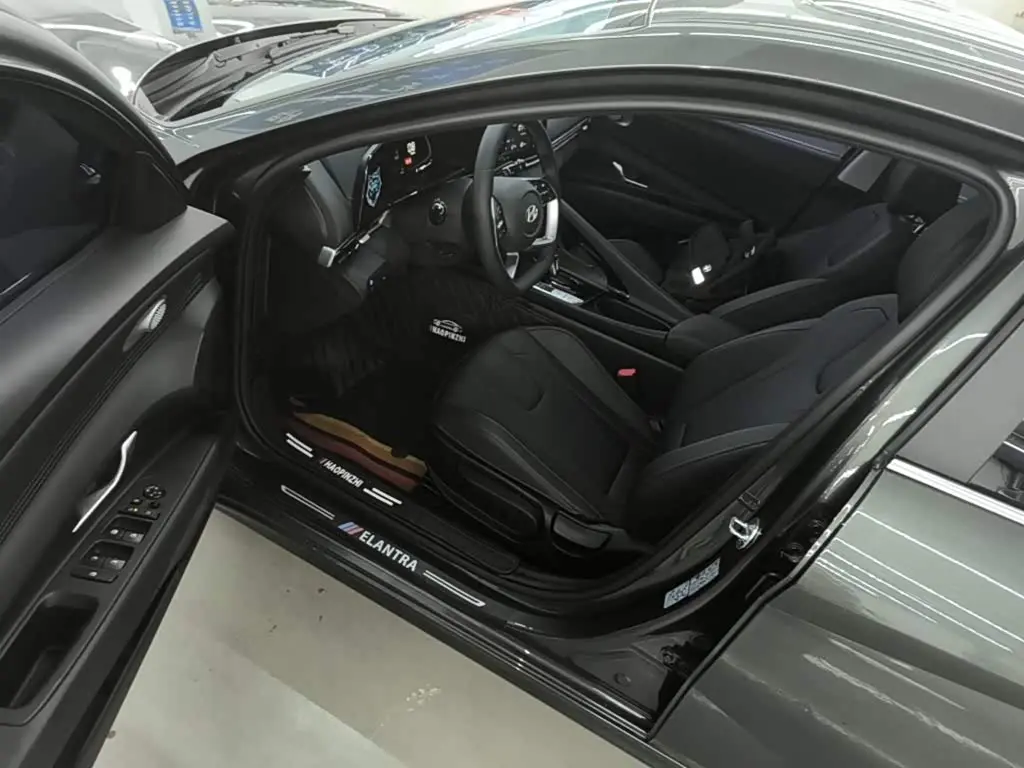 Hyundai Elantra 2025 — Фото 16/20