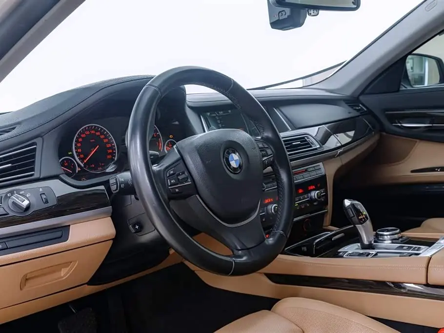 BMW 7 Series 2013 — Фото 9/18