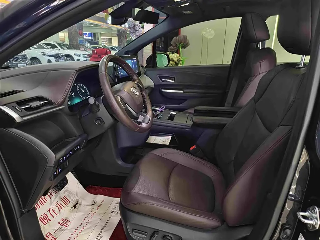Toyota Granvia 2023 — Photo 4/18
