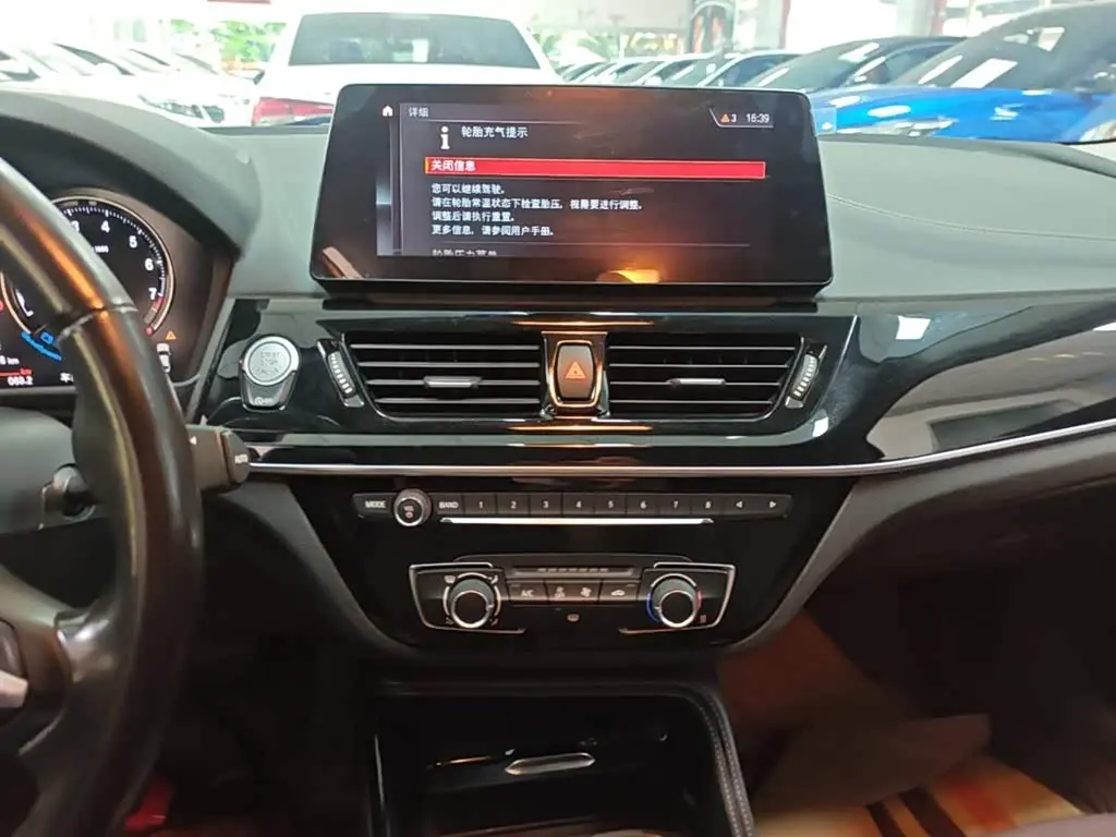 BMW 1 Series 2023 — Photo 13/20