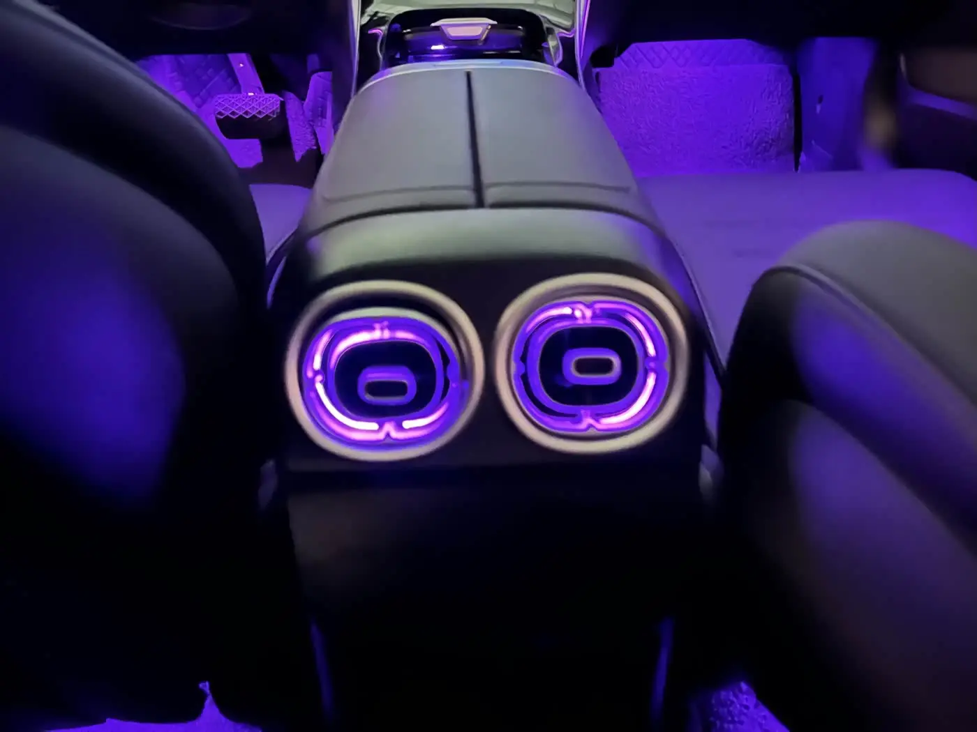 Mercedes-Benz C-Class 2025 — Photo 18/19