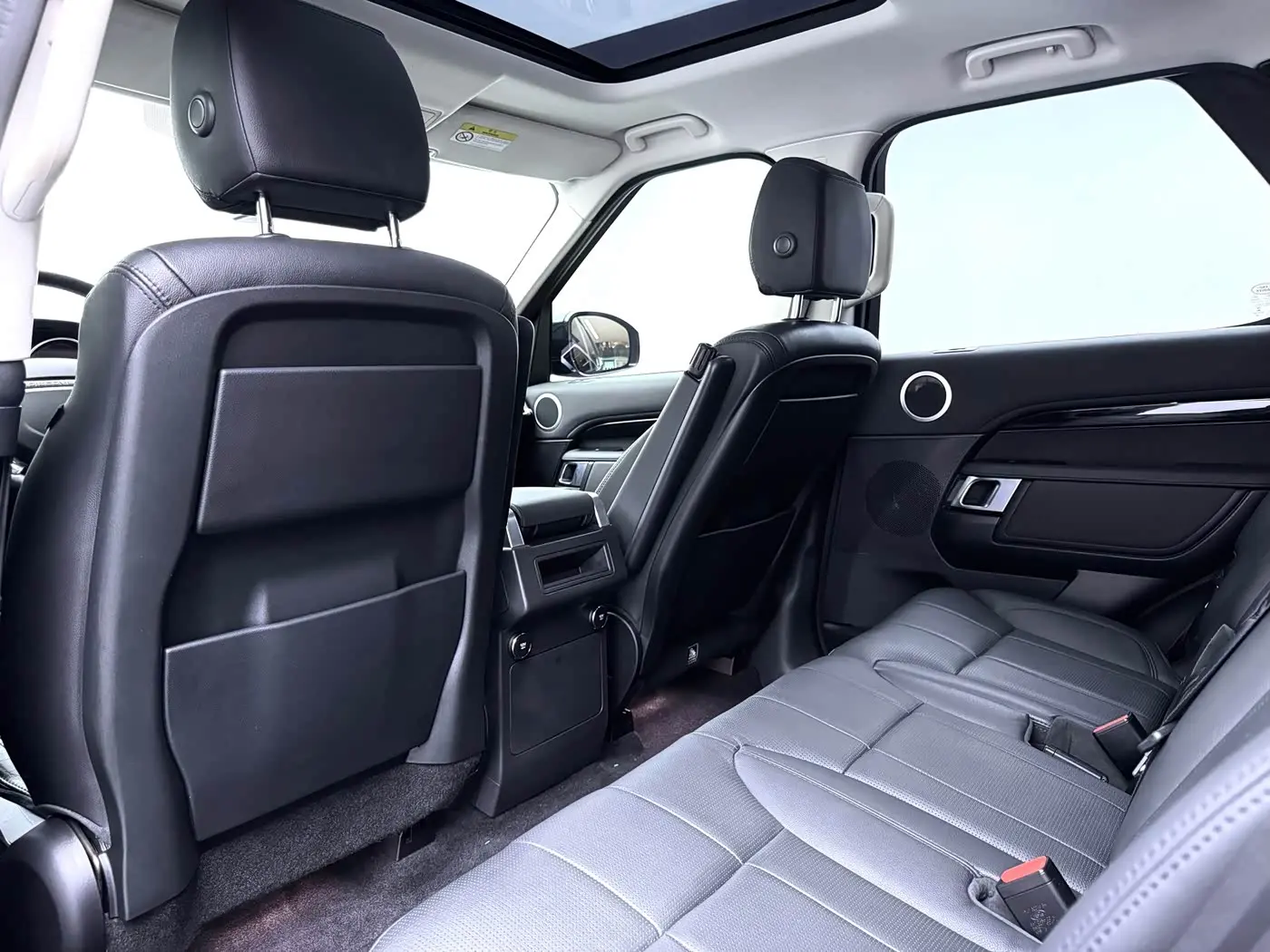 Land Rover Discovery 2019 — Фото 17/20