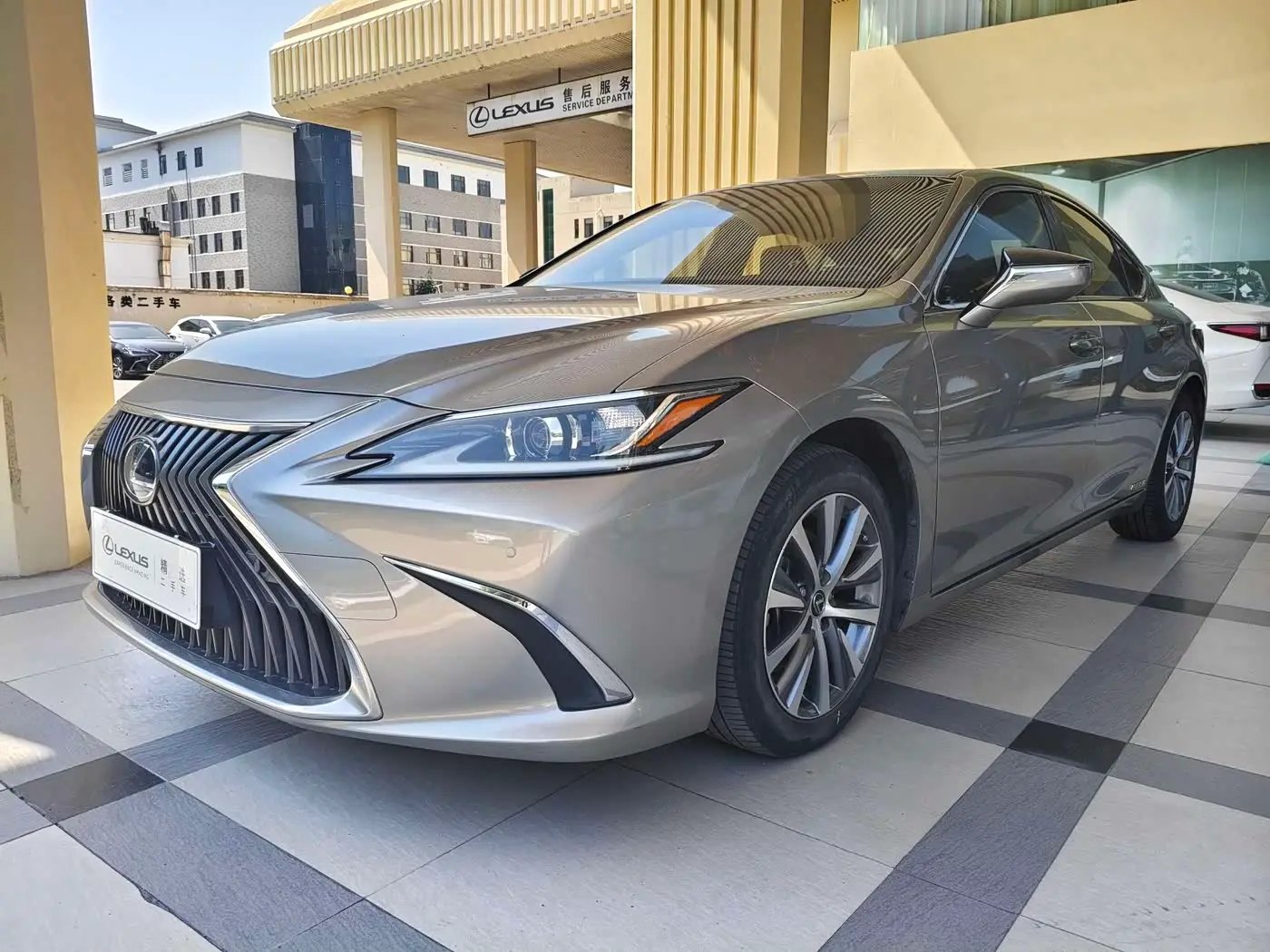 Lexus ES 2019 — Photo 1/8