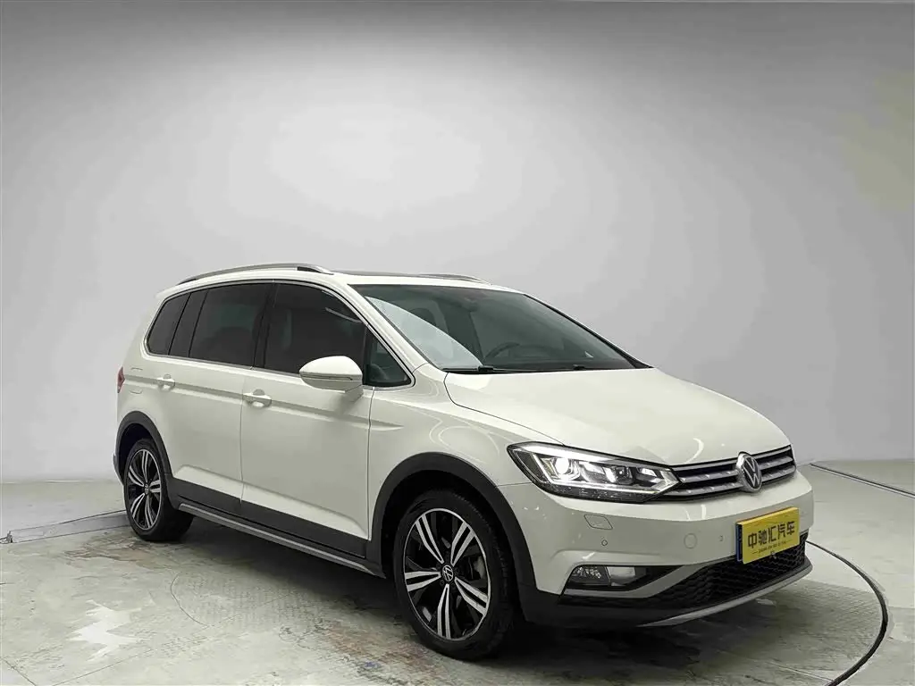 Volkswagen Touran 2021 — Photo 3/20