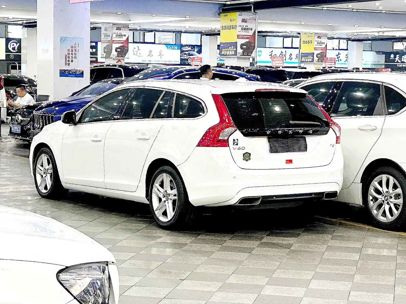 Volvo V60 2015 — Фото 4/11