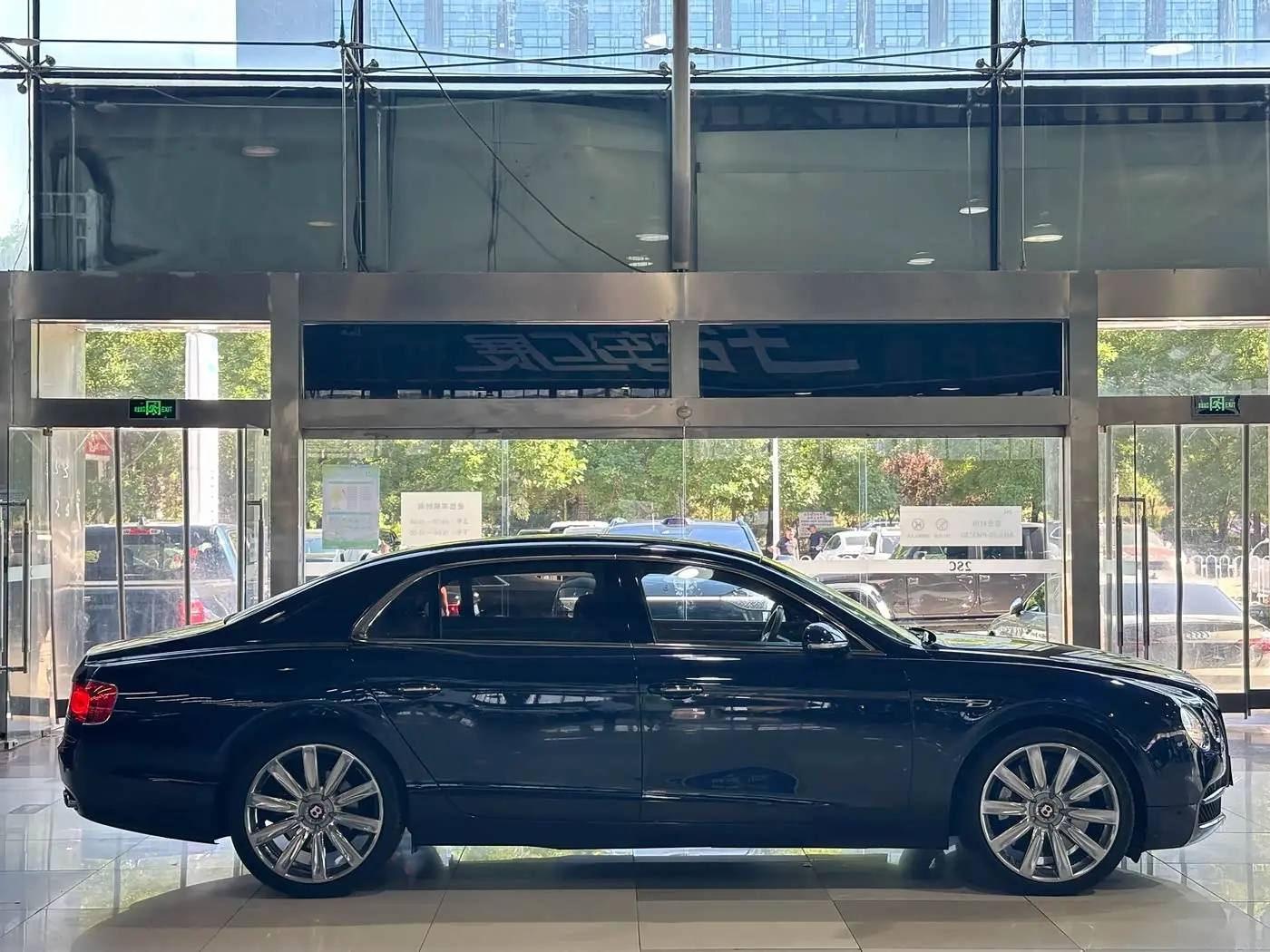 Bentley Flying Spur 2018 — Фото 4/18