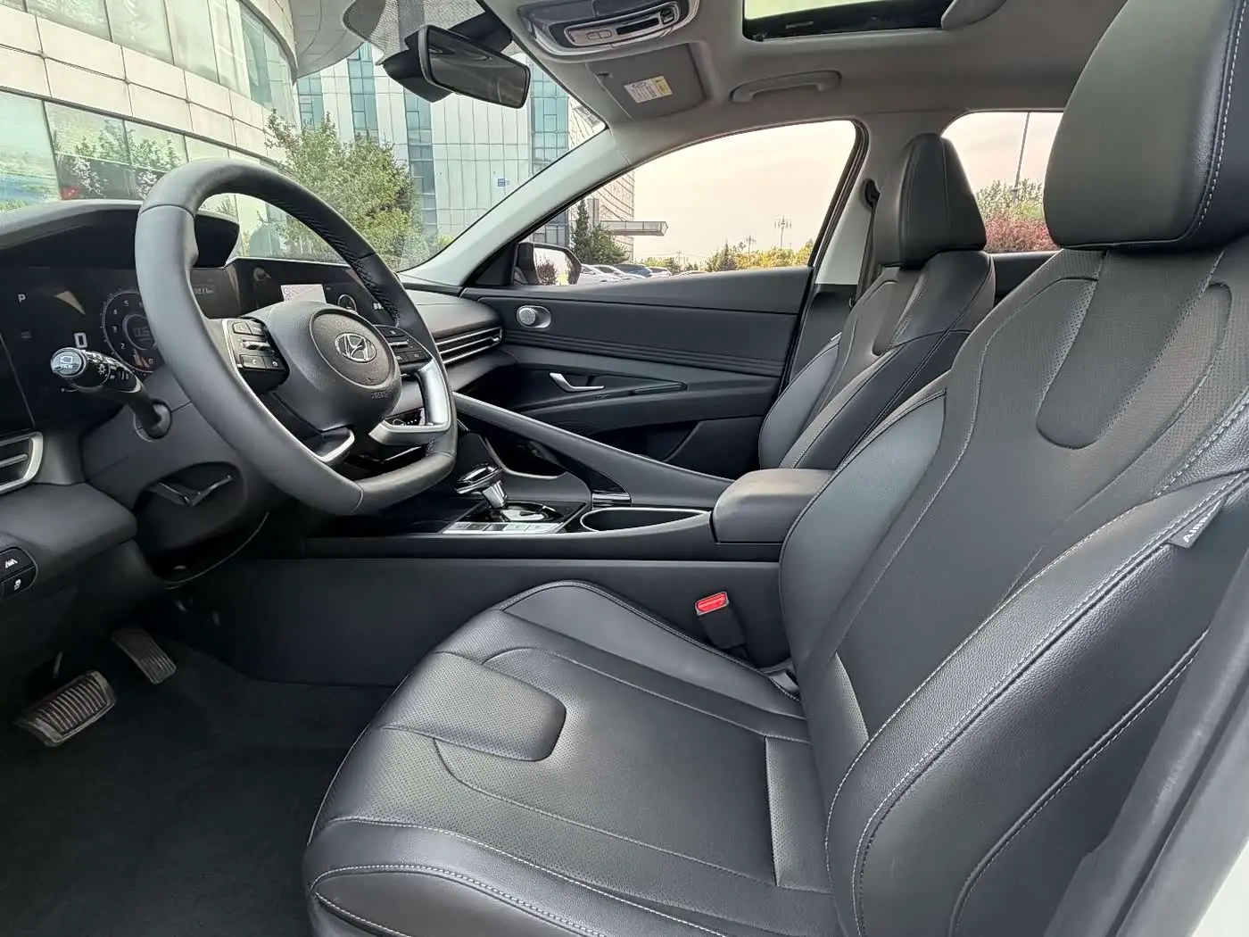 Hyundai Elantra 2023 — Photo 8/10