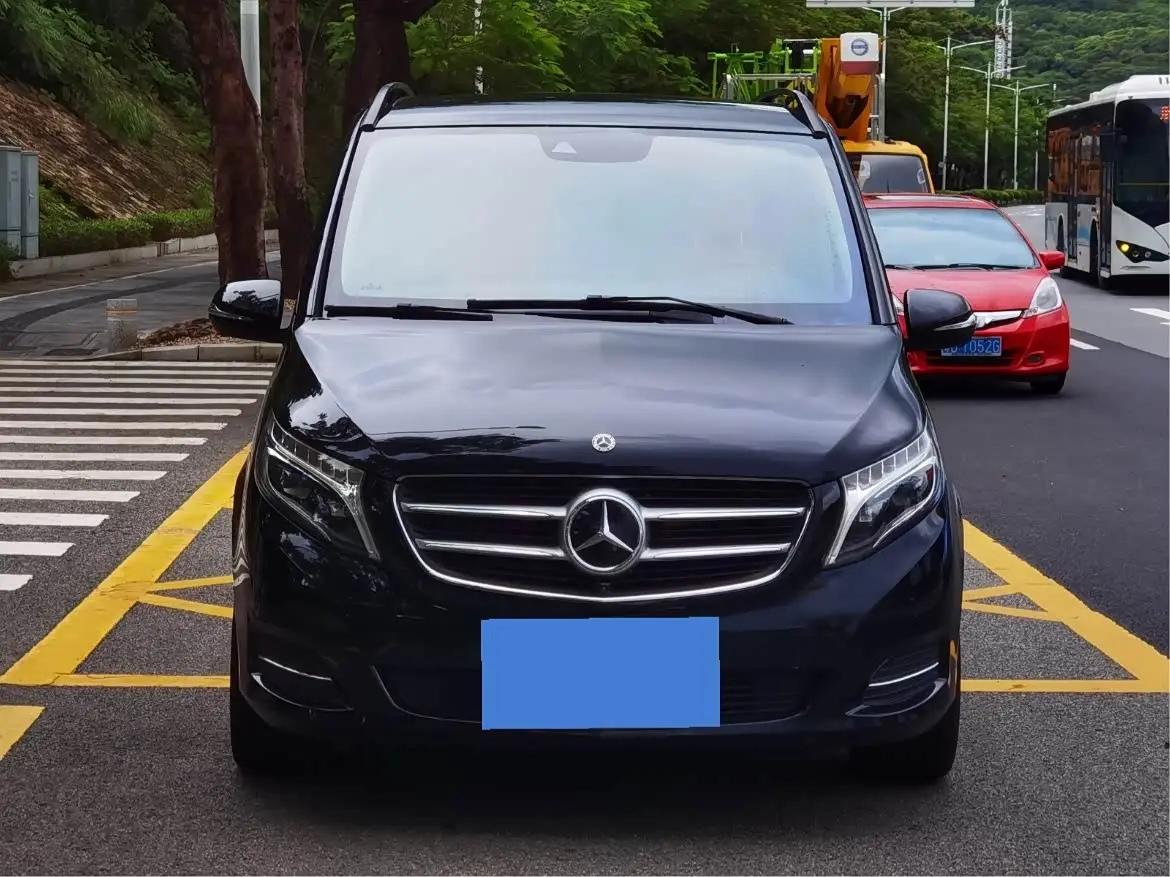 Mercedes-Benz V-Class 2020 — Photo 2/11