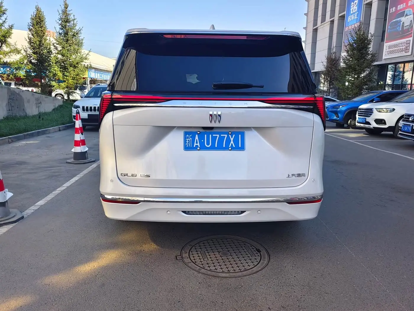 Buick GL8 2025 — Photo 8/9