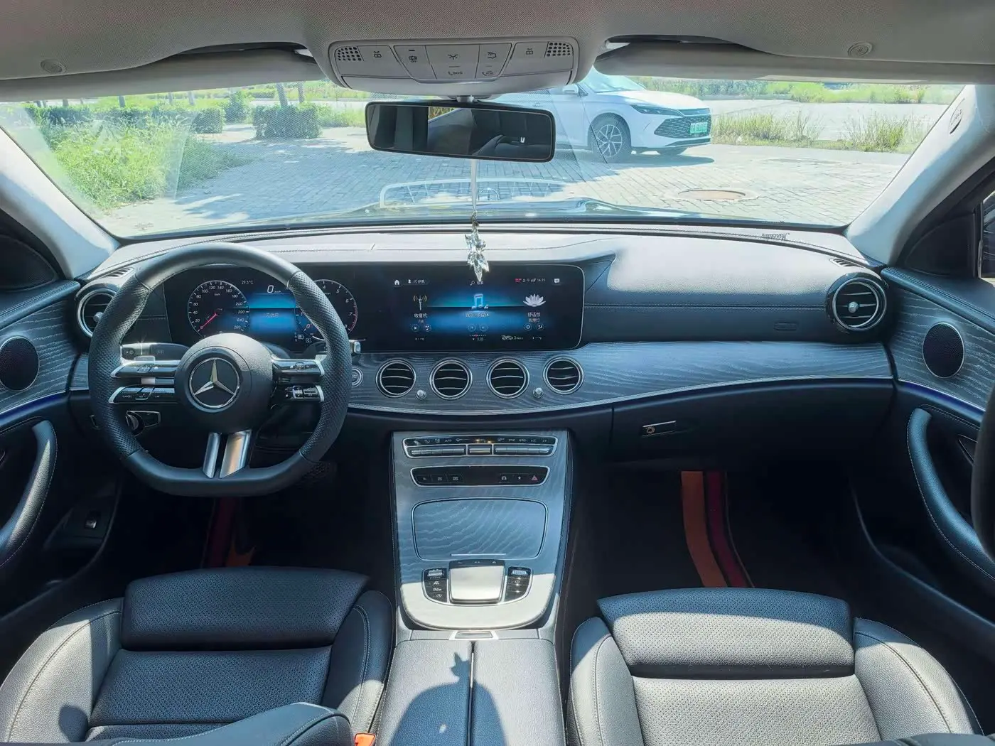 Mercedes-Benz E-Class 2023 — Photo 4/10