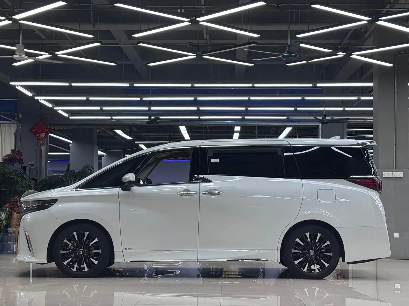 Toyota Alphard 2023 — Photo 3/17