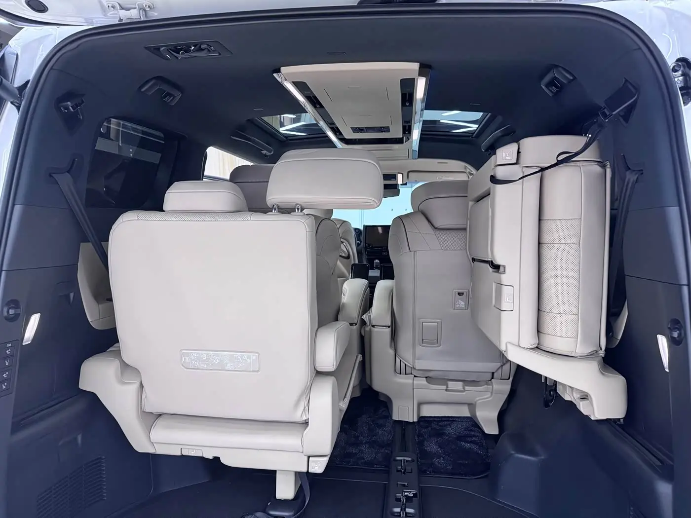 Toyota Alphard 2023 — Photo 13/17