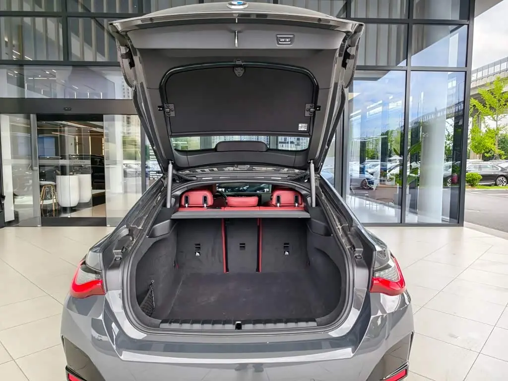 BMW 4 Series 2025 — Photo 16/18