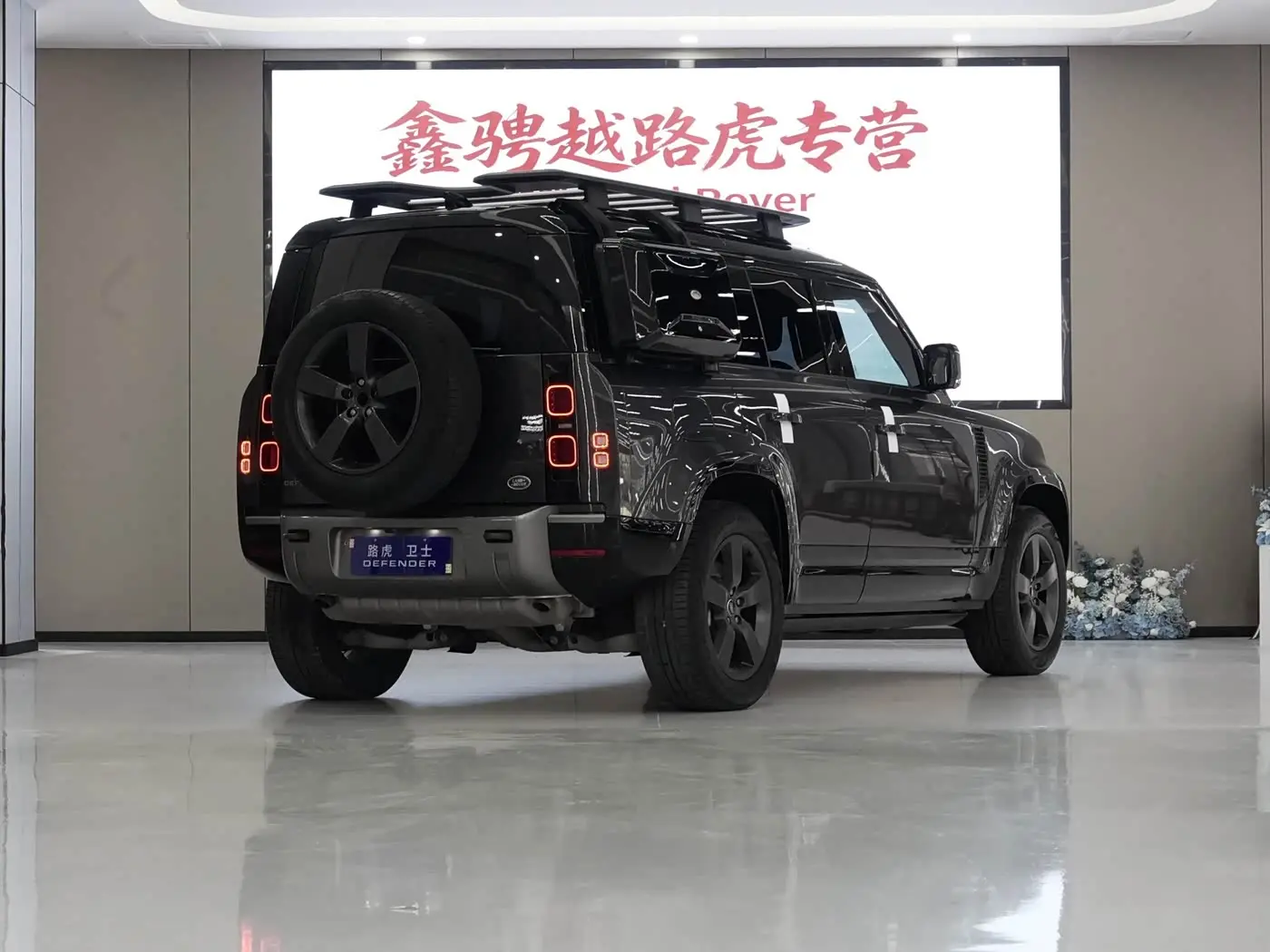 Land Rover Defender 2023 — Photo 6/13