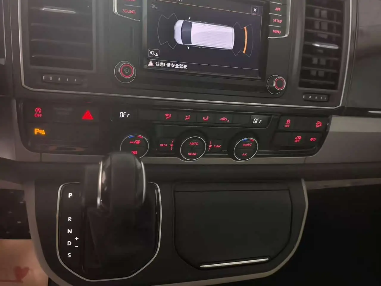 Volkswagen Caravelle 2021 — ფოტო 5/9