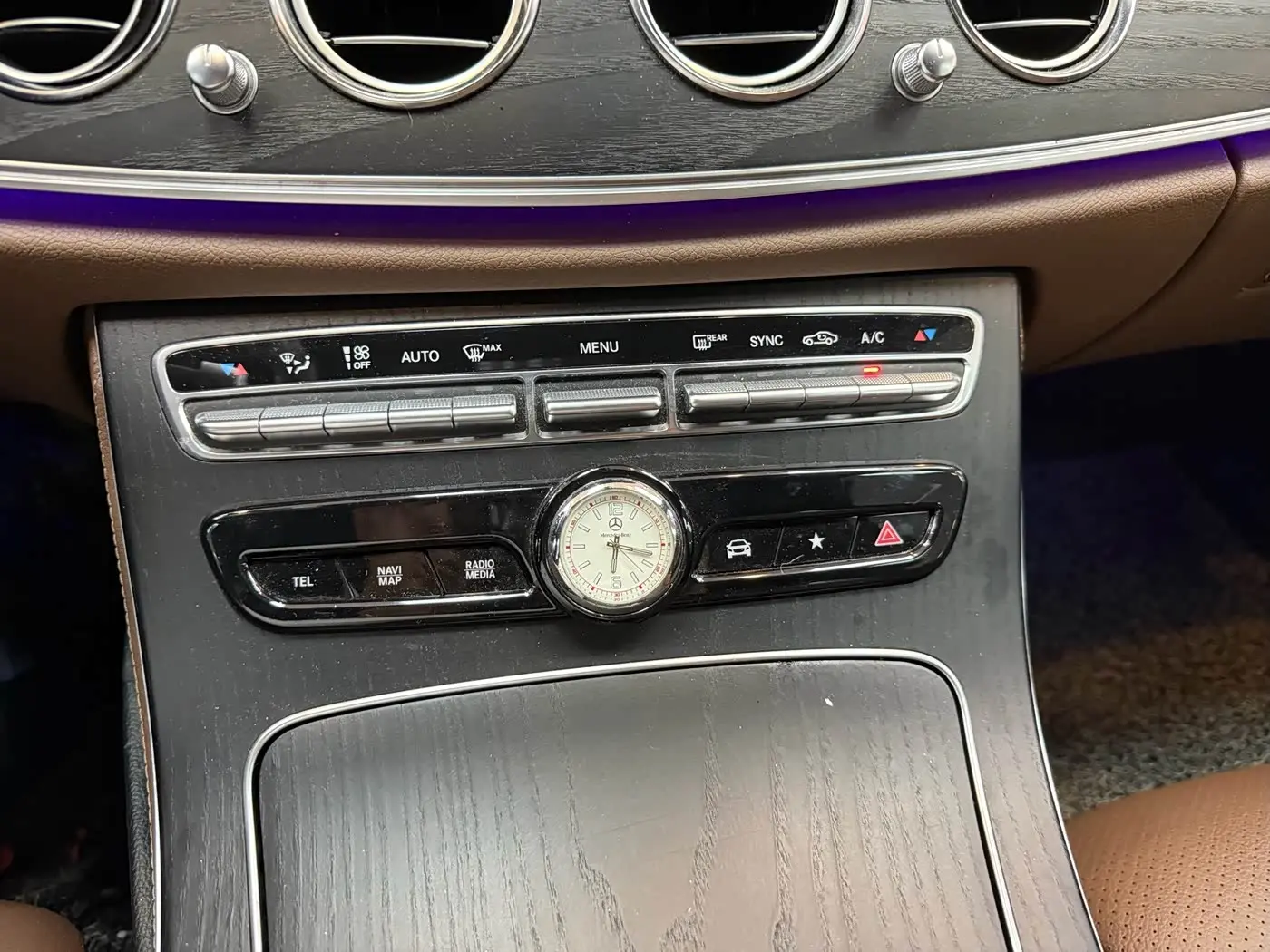 Mercedes-Benz E-Class 2023 — Photo 6/20