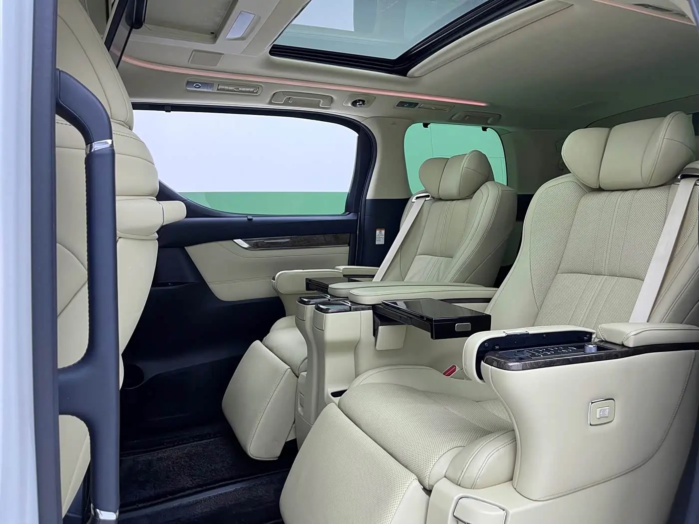Toyota Vellfire 2021 — Photo 8/13