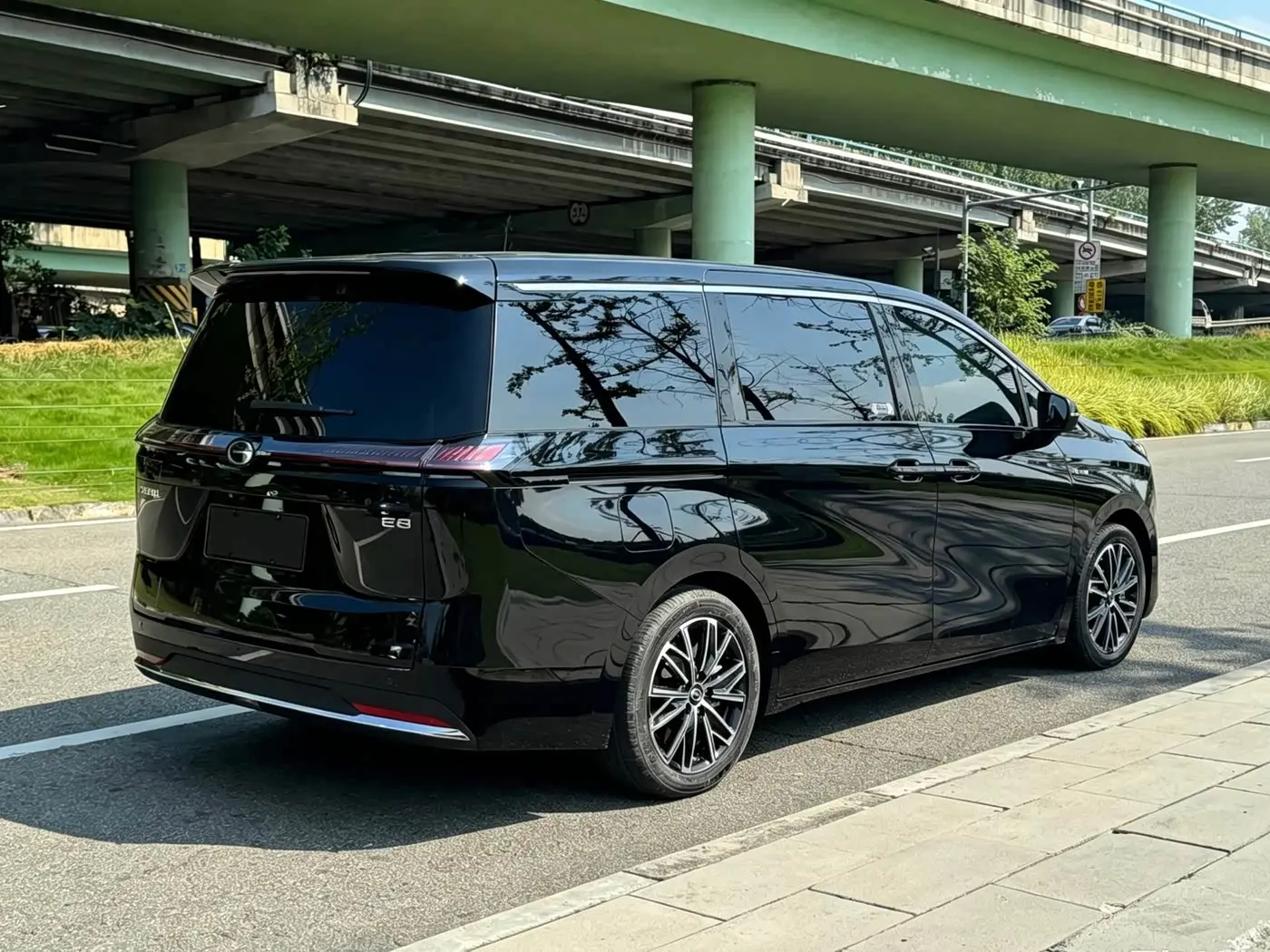 GAC Trumpchi Trumpchi E8 NEV 2024 — Photo 13/14