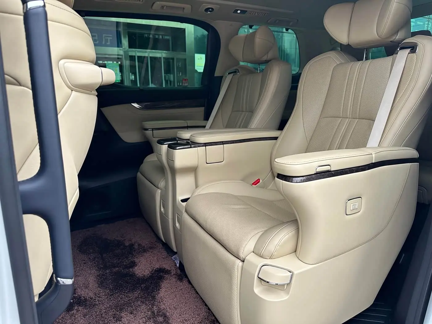 Toyota Alphard 2023 — Photo 13/20