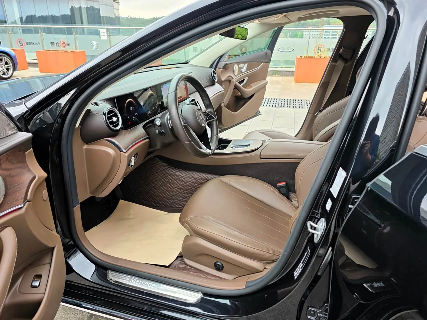 Mercedes-Benz E-Class 2023 — Фото 17/19