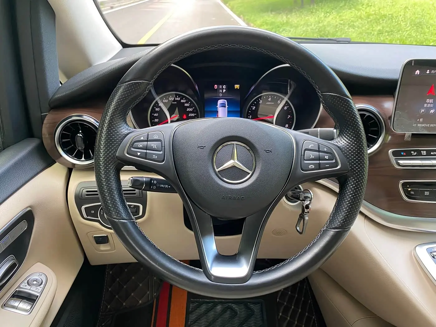 Mercedes-Benz V-Class 2023 — Photo 15/20