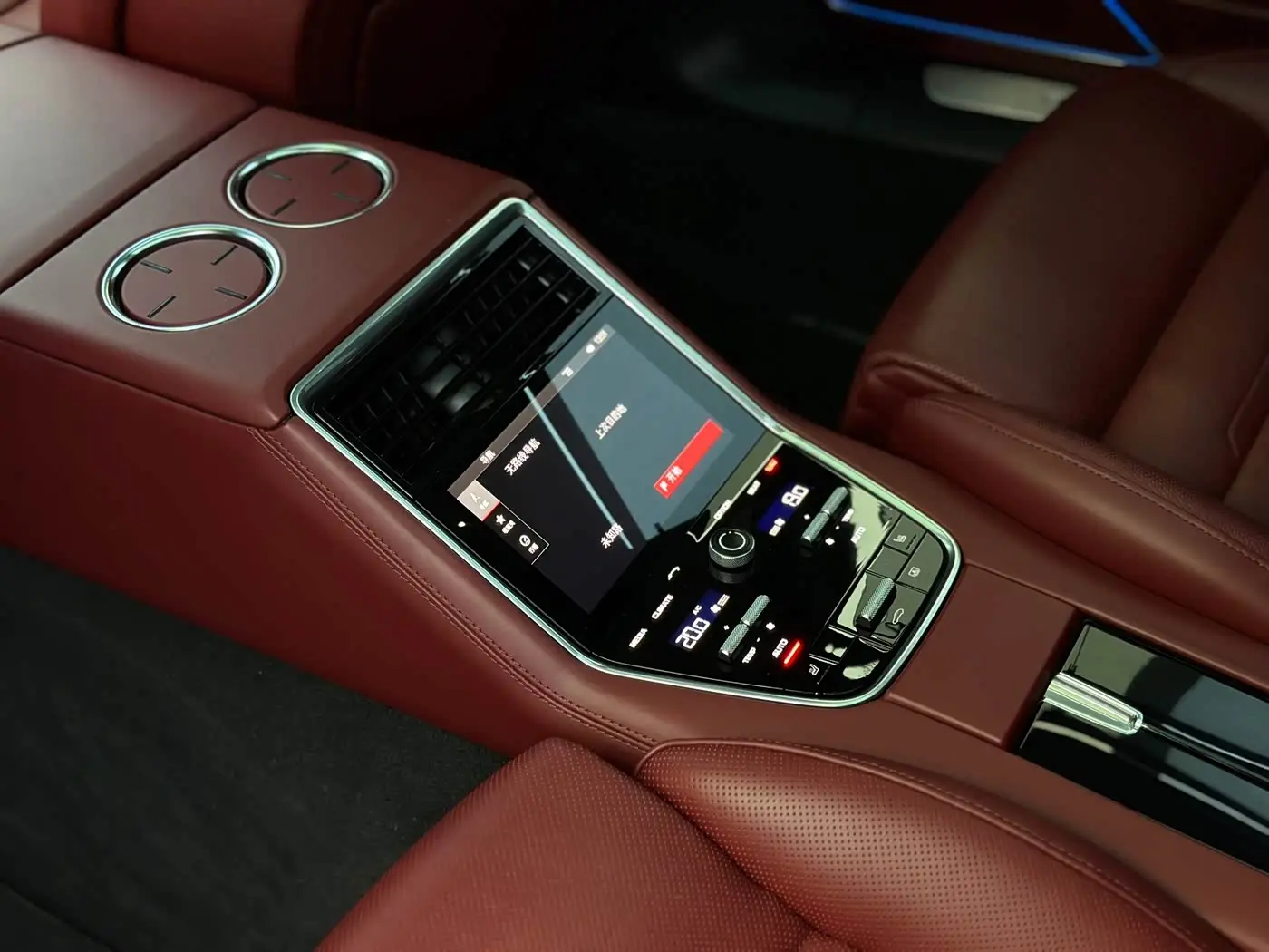 Porsche Panamera 2019 — Şəkil 19/20