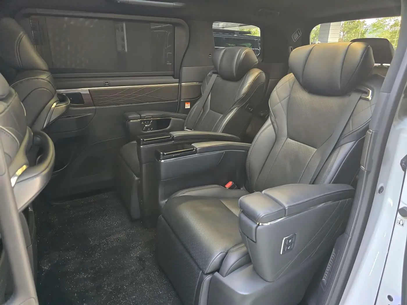 Toyota Vellfire 2023 — Photo 7/9