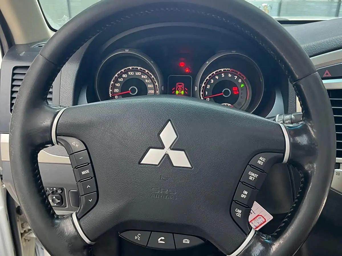 Mitsubishi Pajero 2018 — Photo 13/20