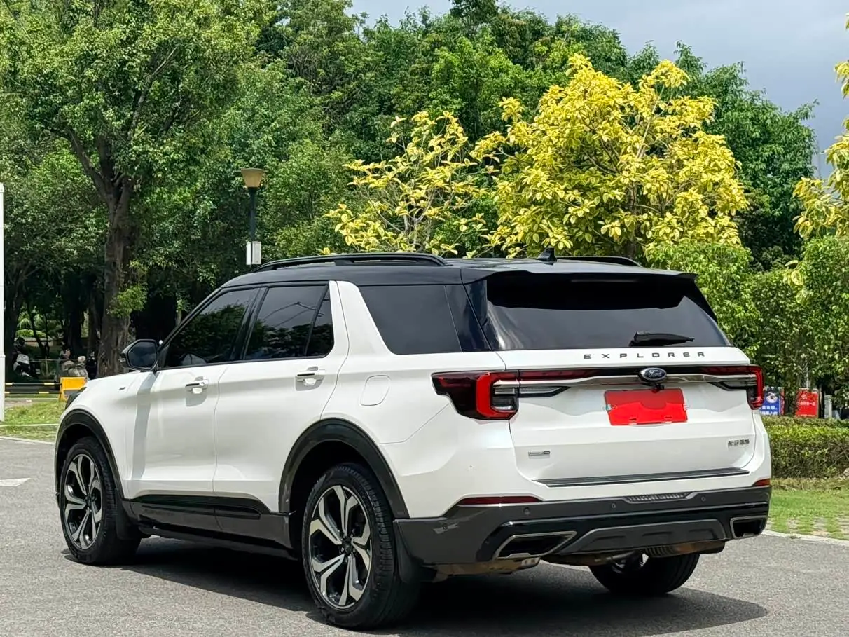 Ford Explorer 2023 — Photo 5/18