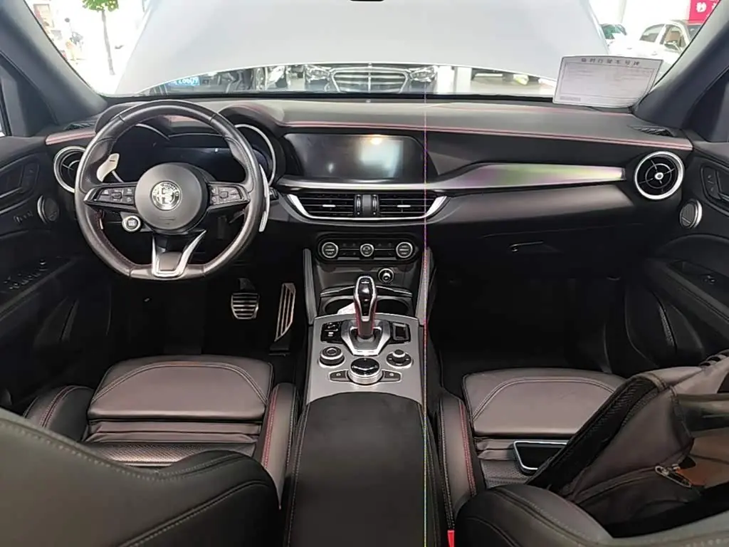 Alfa Romeo Stelvio 2023 — Photo 10/20