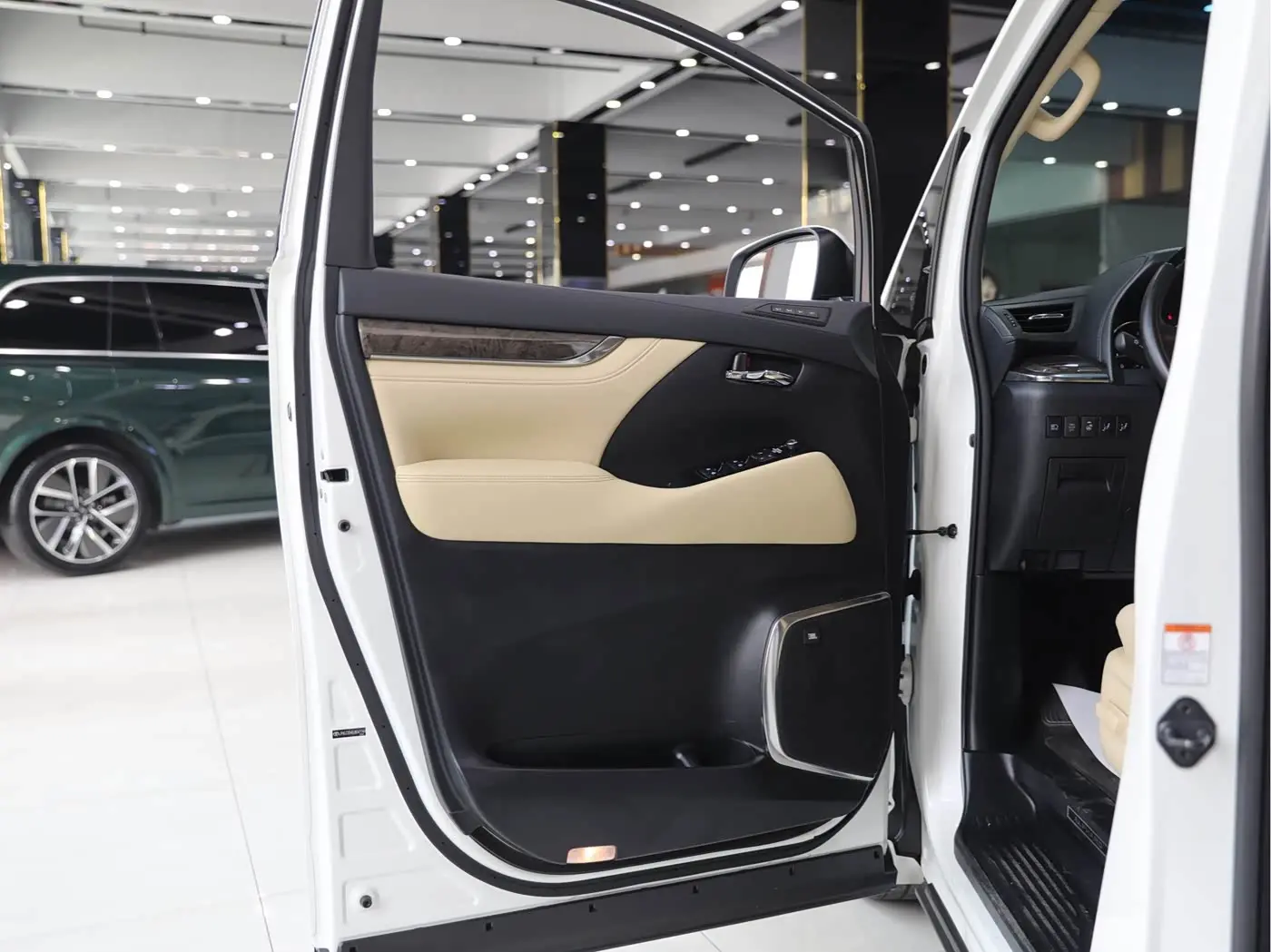 Toyota Alphard 2019 — Фото 6/17