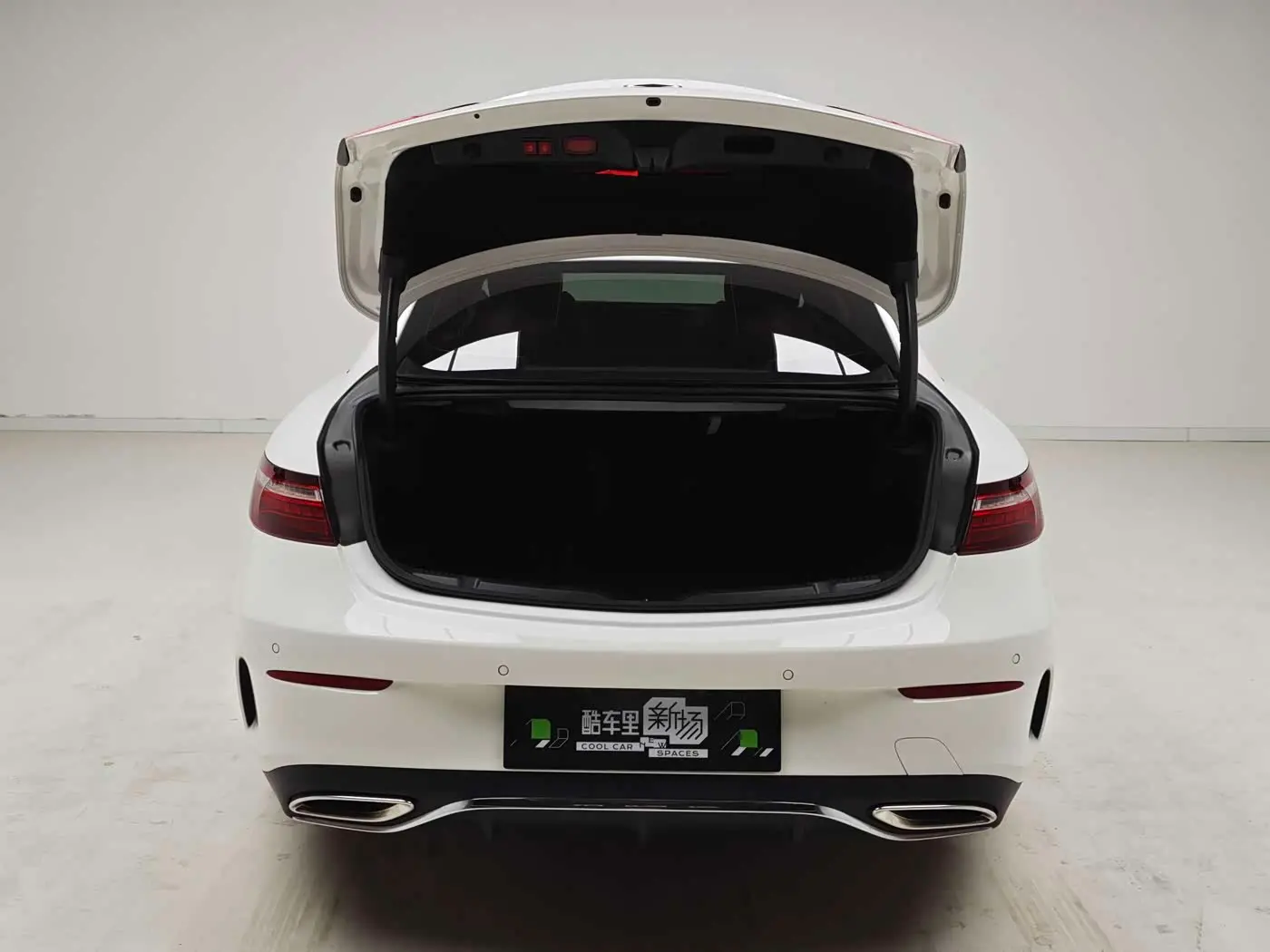 Mercedes-Benz E-Class 2022 — Photo 11/17