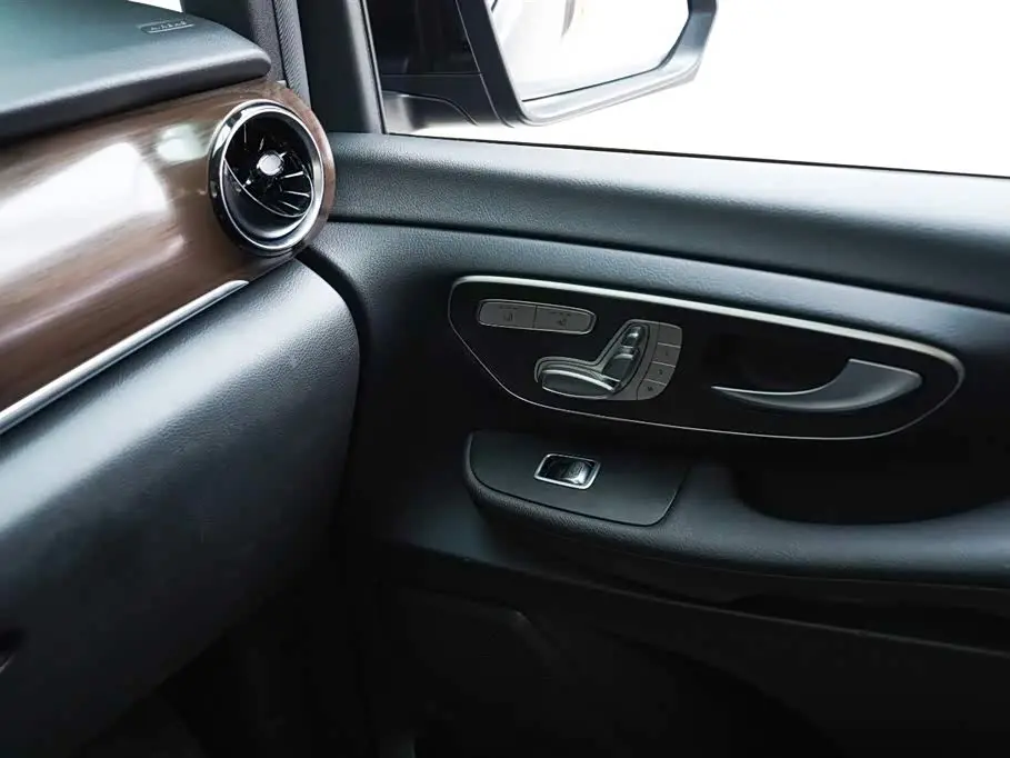 Mercedes-Benz V-Class 2021 — Photo 13/20