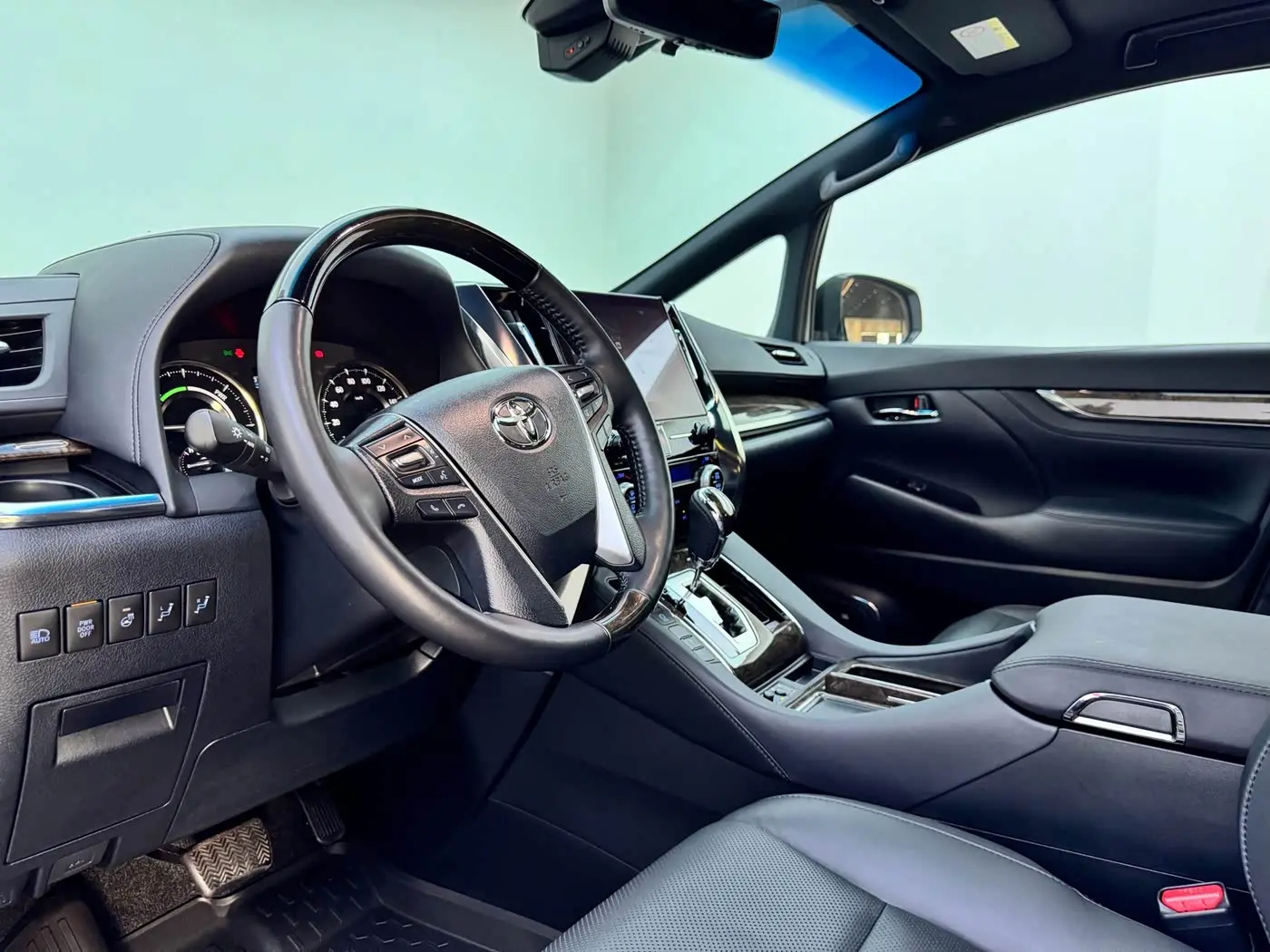 Toyota Vellfire 2022 — Photo 15/16