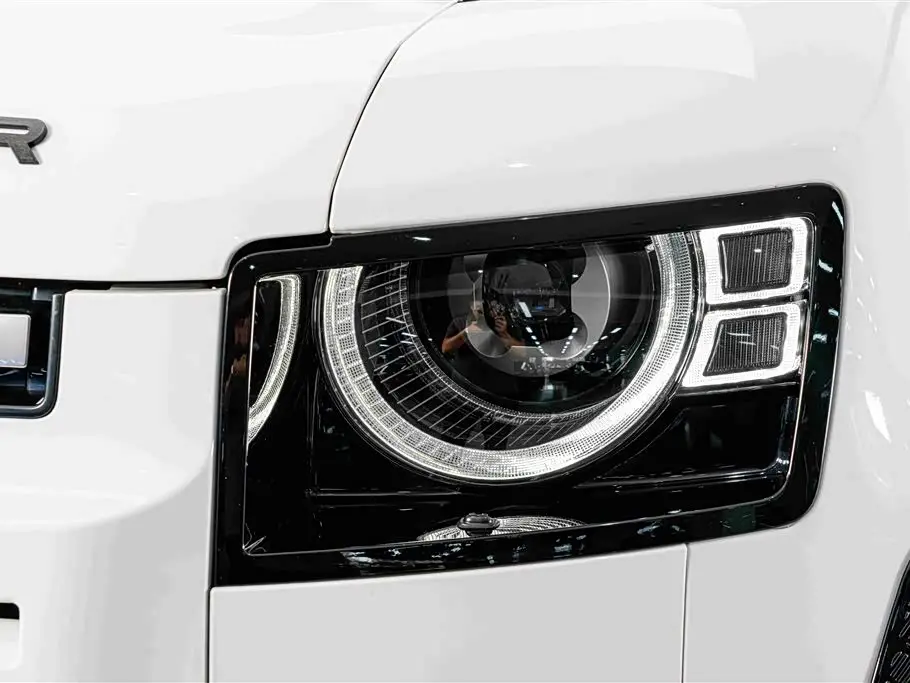 Land Rover Defender 2023 — Фото 4/20