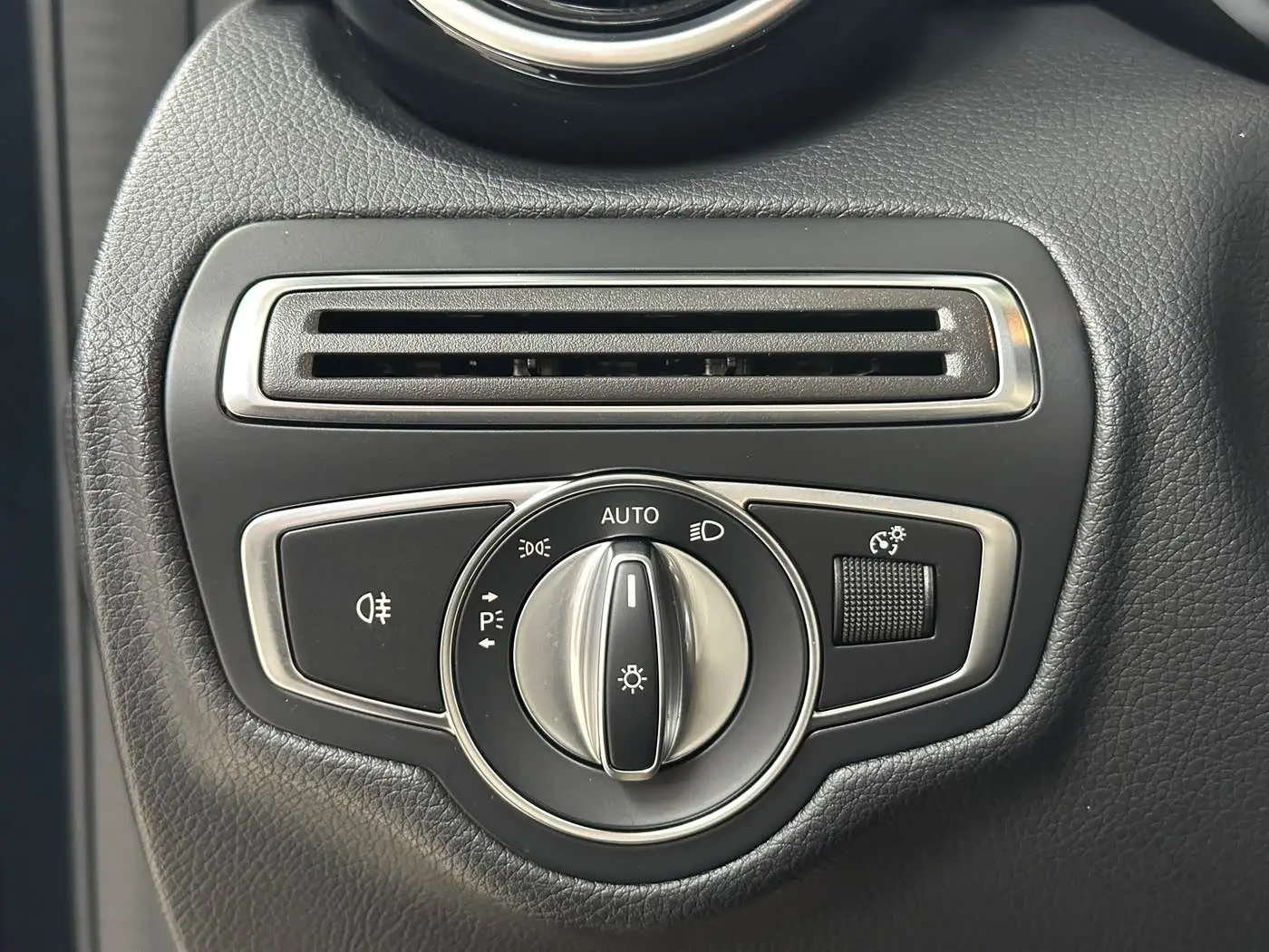Mercedes-Benz C-Class 2020 — Photo 19/20