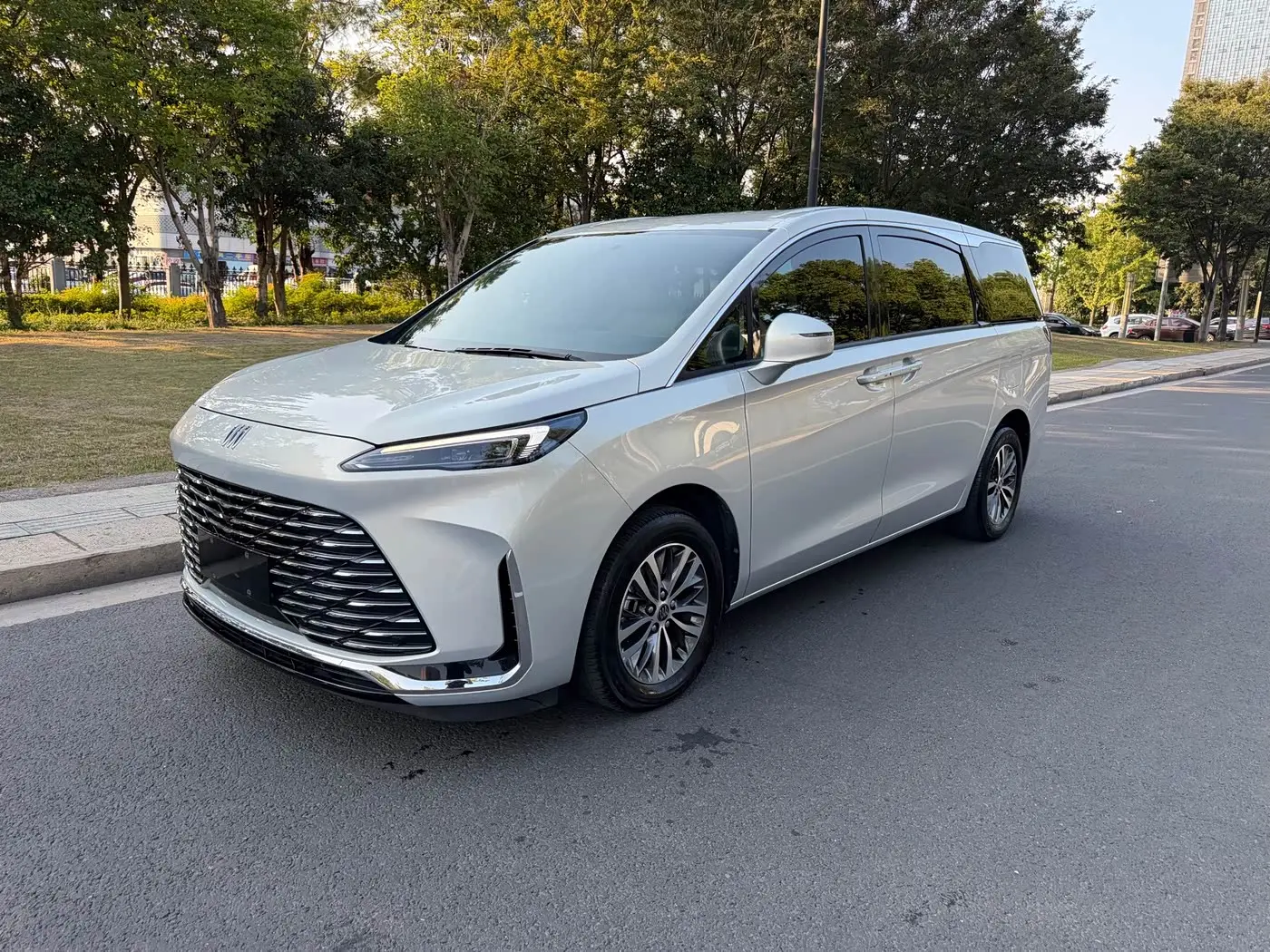 Buick GL8 2025 — Фото 1/18