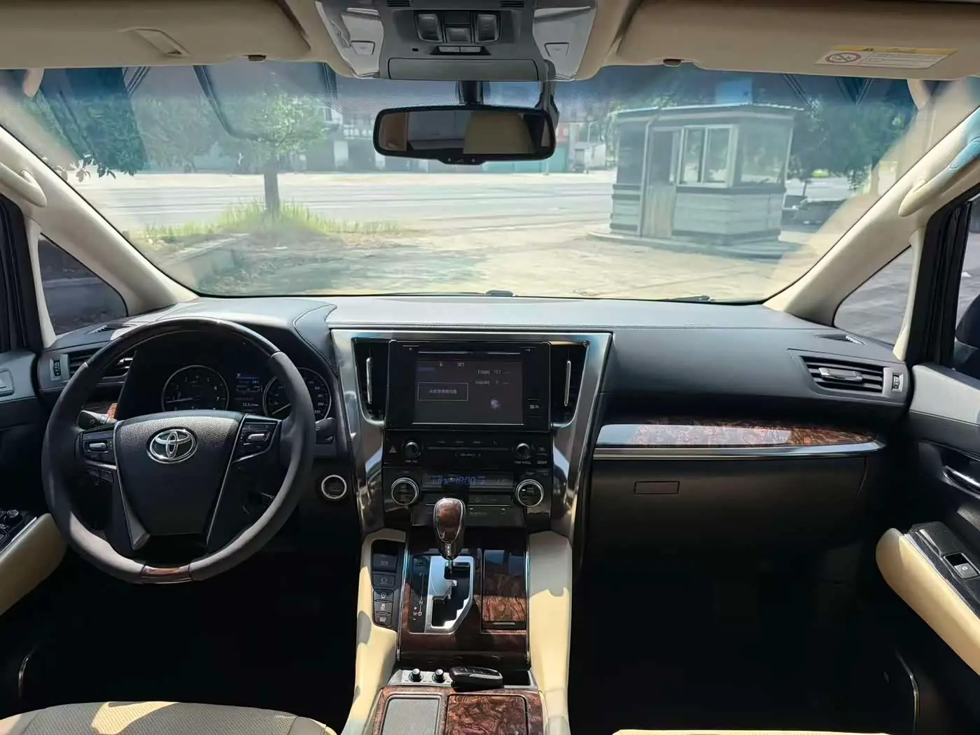 Toyota Alphard 2019 — Photo 8/12